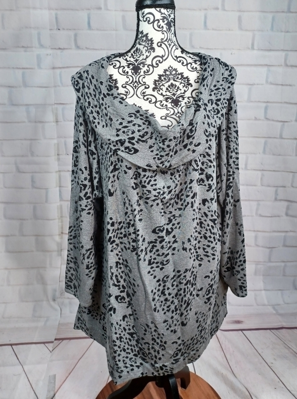 Chico's women's long sleeve stretch knit animal print cowl neck top size 4 b32